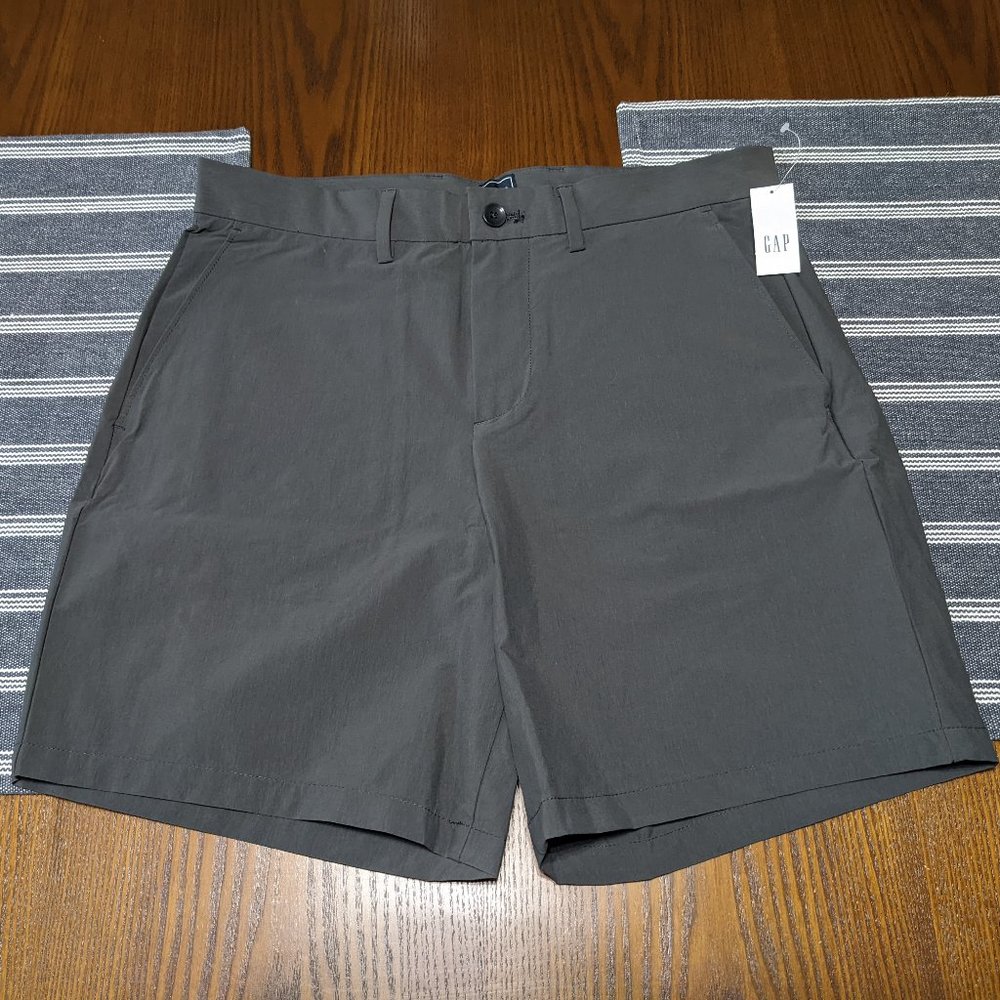 Gap NWT Men's 8" Tech Shorts Size 31